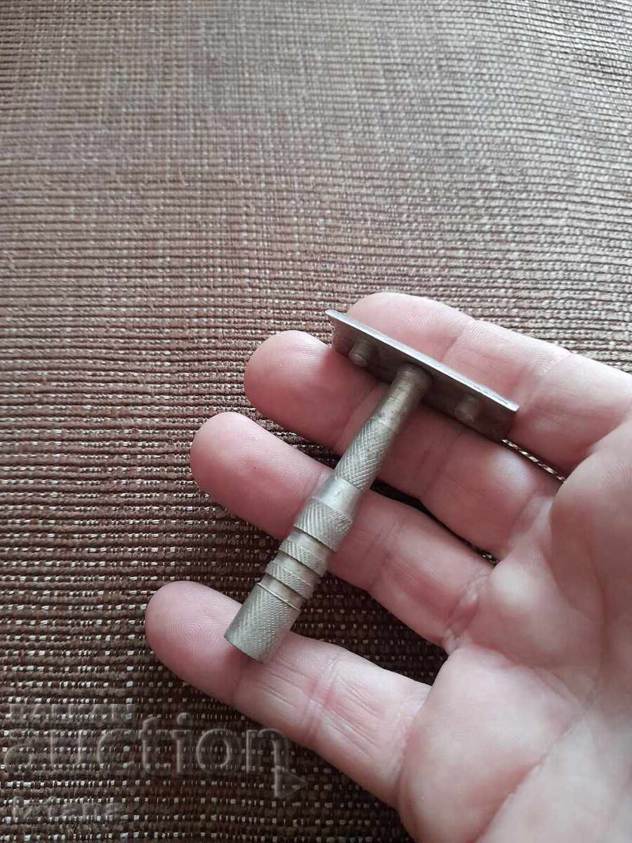 An old razor with price 12.00 BGN | € 6.14