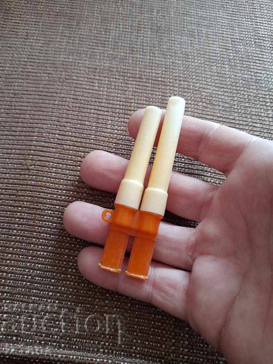 Ένα παλιό παιδικό σφύριγμα με τιμή 12.00 BGN | € 6.14 Ένα παλιό παιδικό σφύριγμα με τιμή 12.00 BGN | € 6.14