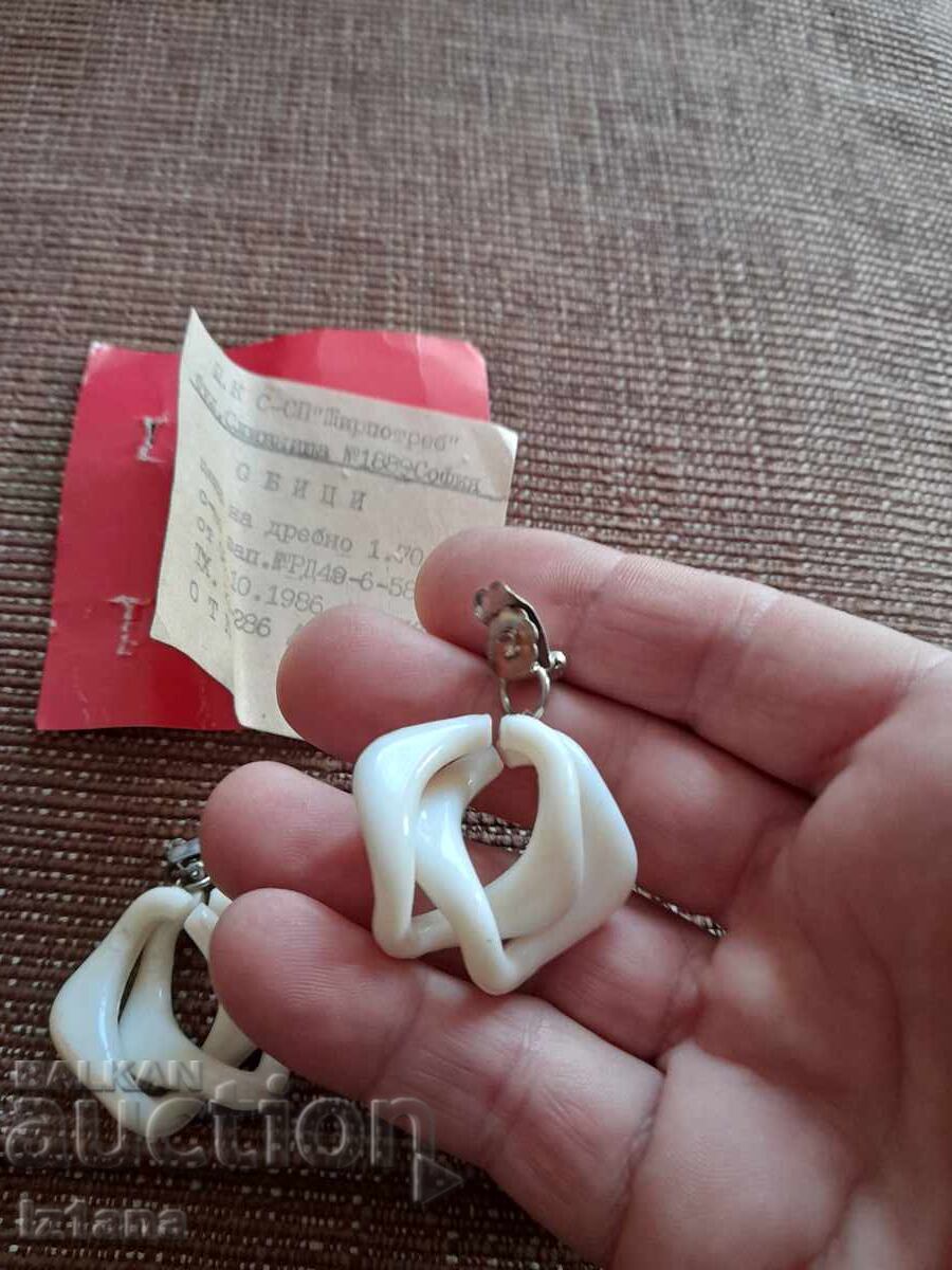 Delivery of Old Ladies' Earrings Delivery of Old Ladies' Earrings