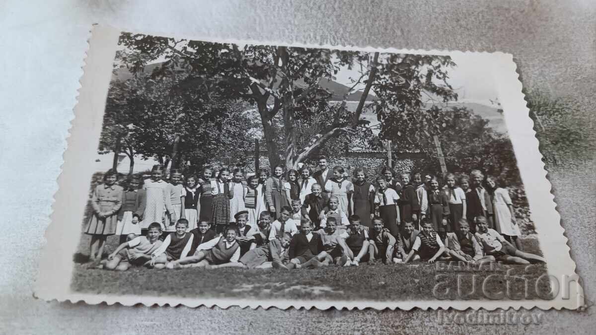 Photo Pupils with their teacher Photo Pupils with their teacher