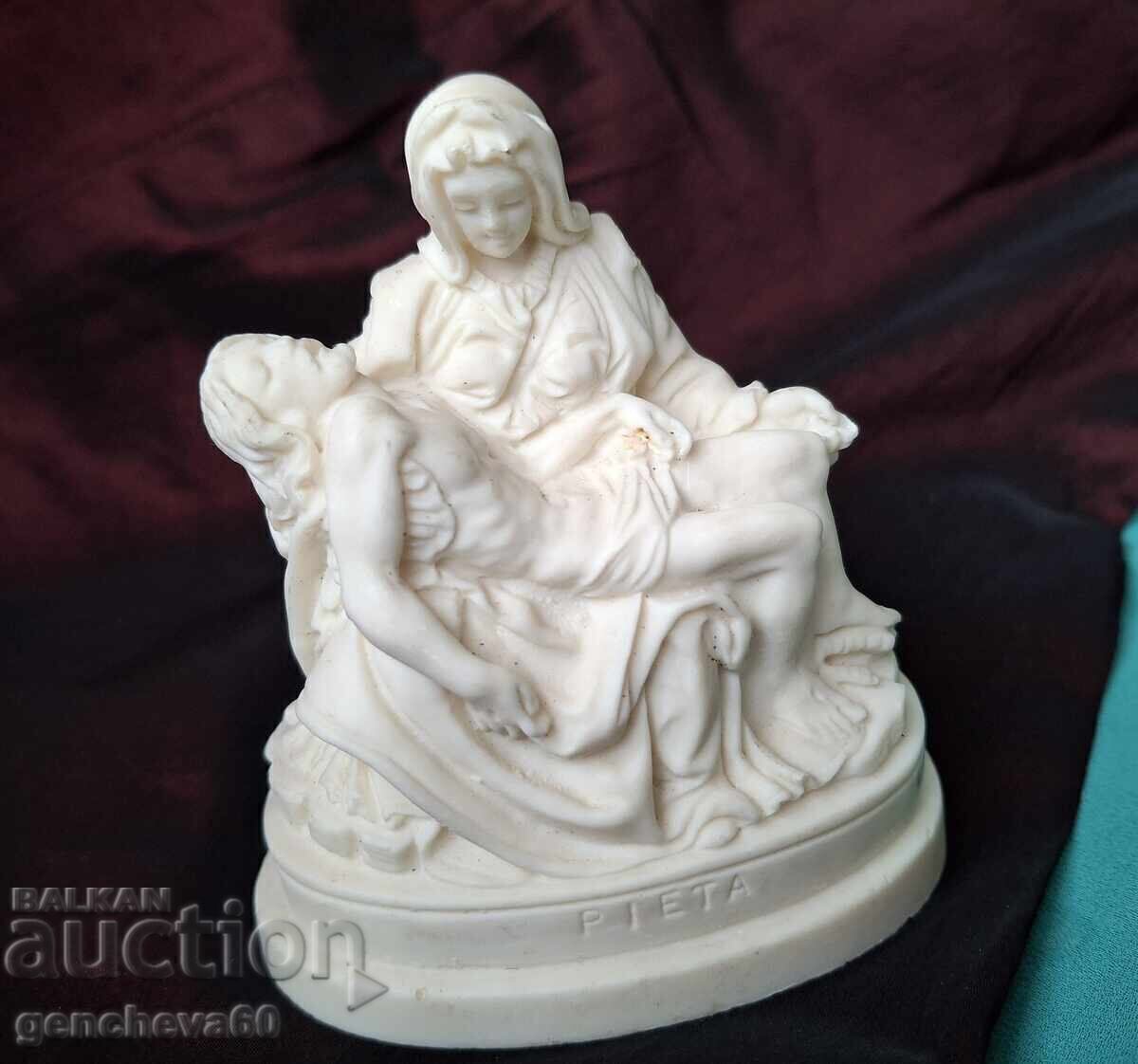 O replică mică a statuii Pieței