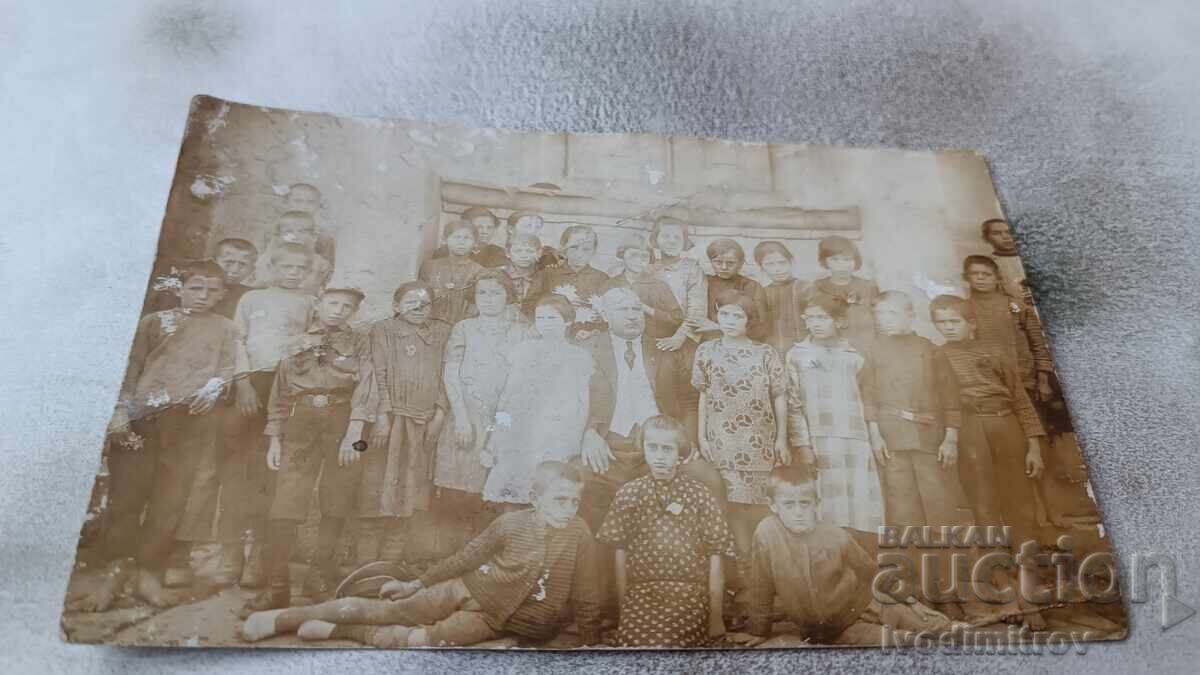 Photo Pupils with their teacher Photo Pupils with their teacher