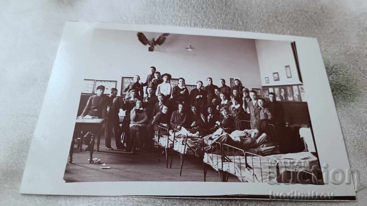 Φωτογραφία Μαθητές και δάσκαλος σε ένα δωμάτιο σε μια πανσιόν Φωτογραφία Μαθητές και δάσκαλος σε ένα δωμάτιο σε μια πανσιόν