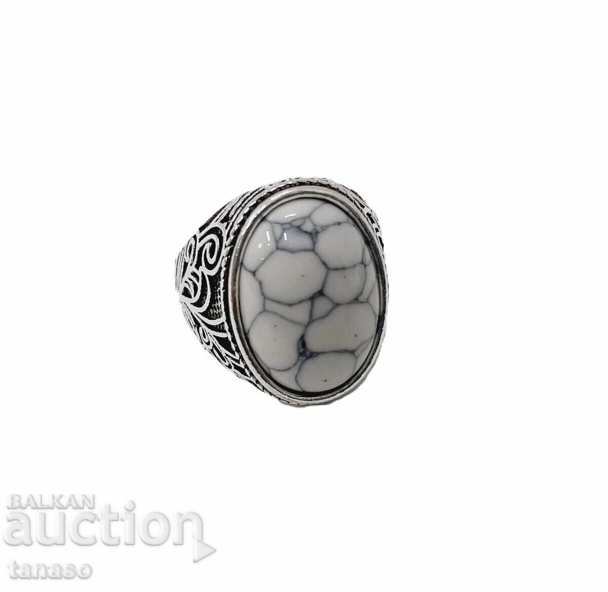 Δαχτυλίδι με χαουλίτη Δαχτυλίδι με χαουλίτη