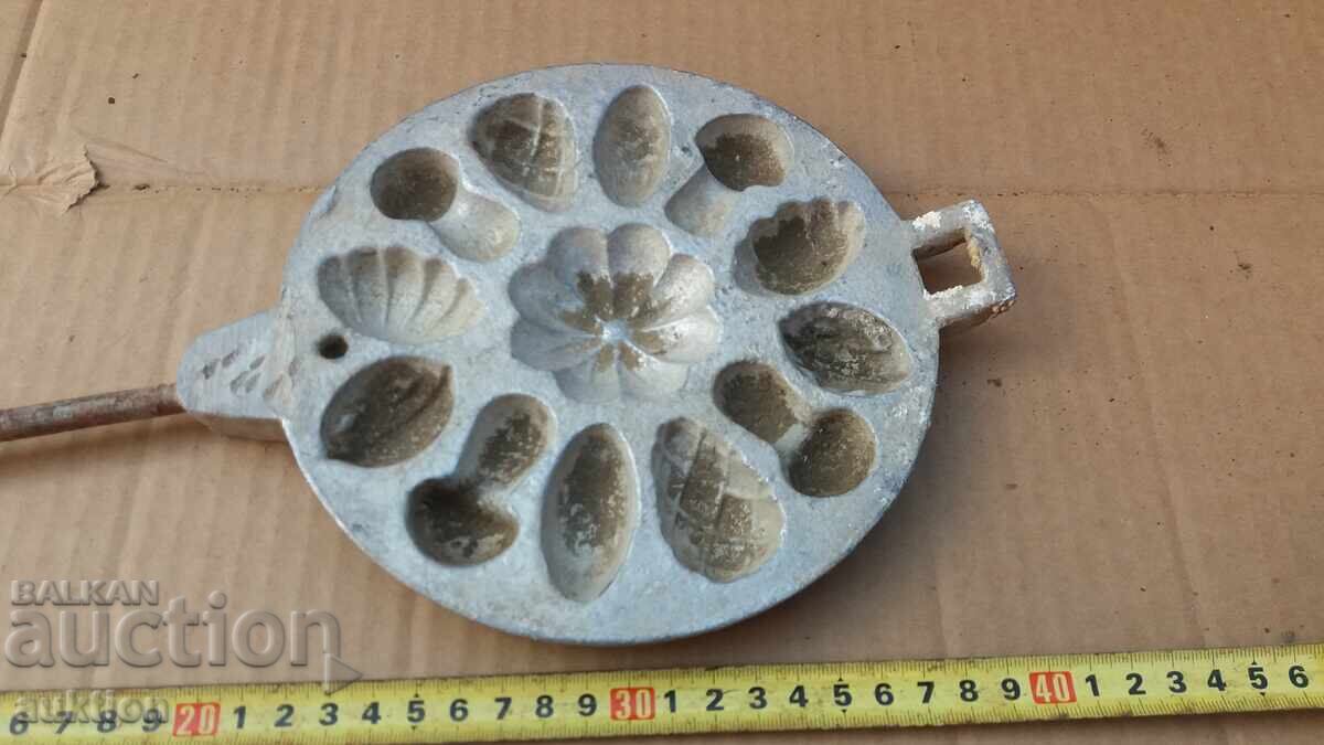 Auction  OLD ALUMINUM CAKE PAN