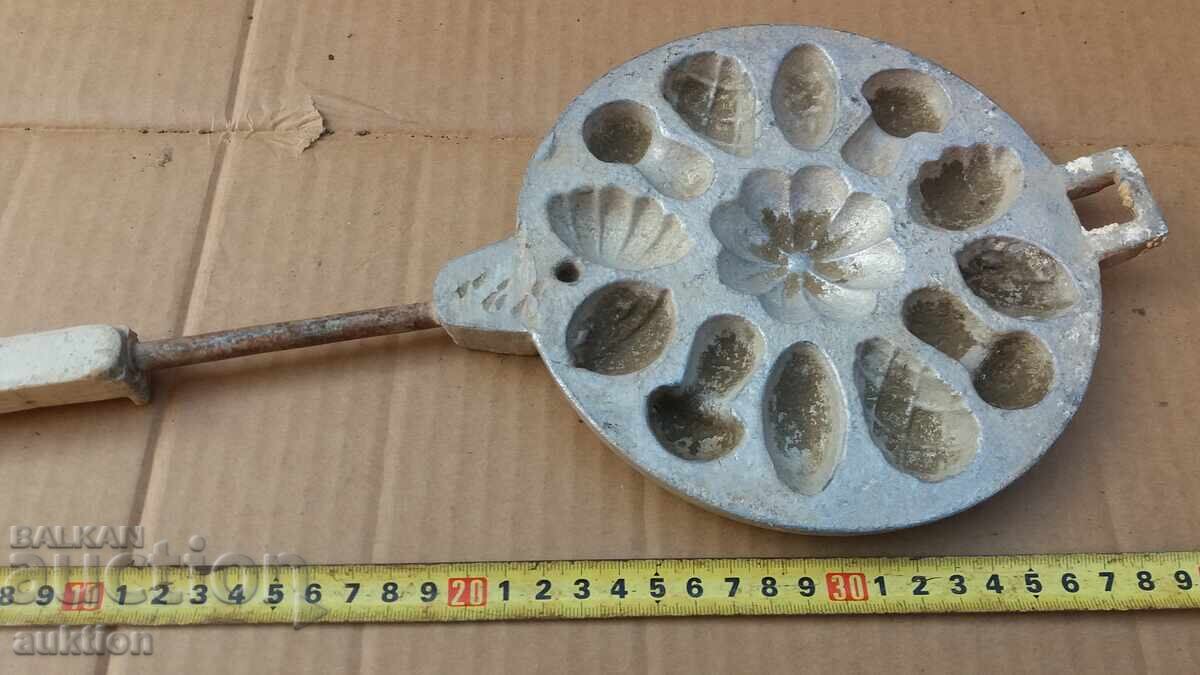 Delivery of OLD ALUMINUM CAKE PAN