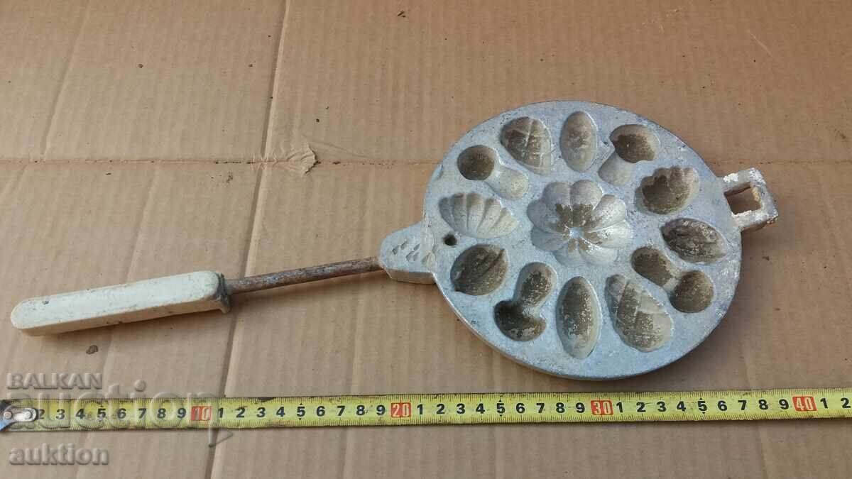 OLD ALUMINUM CAKE PAN - 5