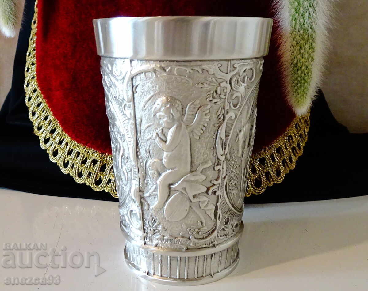 Κούπα, κασσίτερος με σκηνές κυνηγιού, ο Θεός Διόνυσος. με τιμή 65.00 BGN | € 33.23 Κούπα, κασσίτερος με σκηνές κυνηγιού, ο Θεός Διόνυσος. με τιμή 65.00 BGN | € 33.23