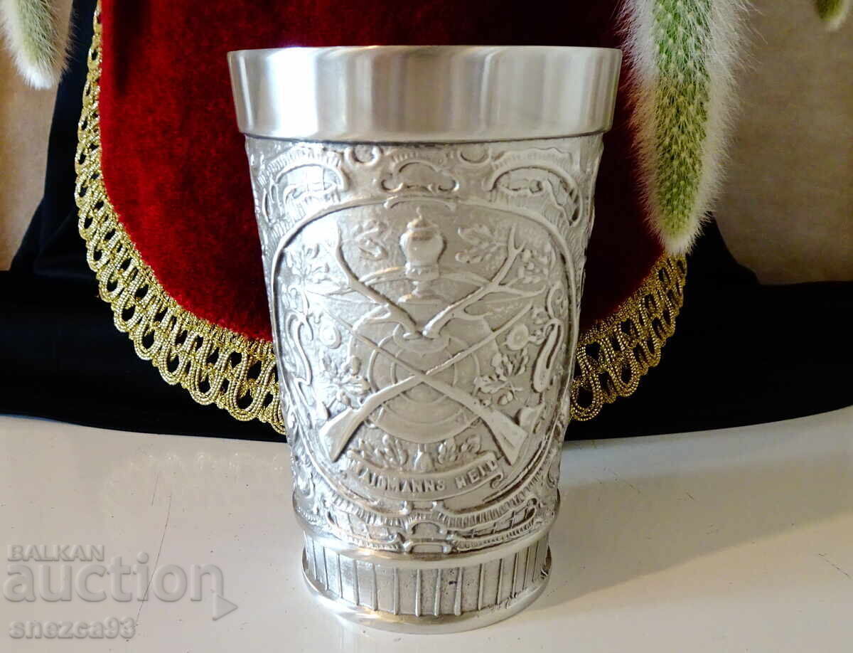 Δημοπρασία Κούπα, κασσίτερος με σκηνές κυνηγιού, ο Θεός Διόνυσος. Δημοπρασία Κούπα, κασσίτερος με σκηνές κυνηγιού, ο Θεός Διόνυσος.