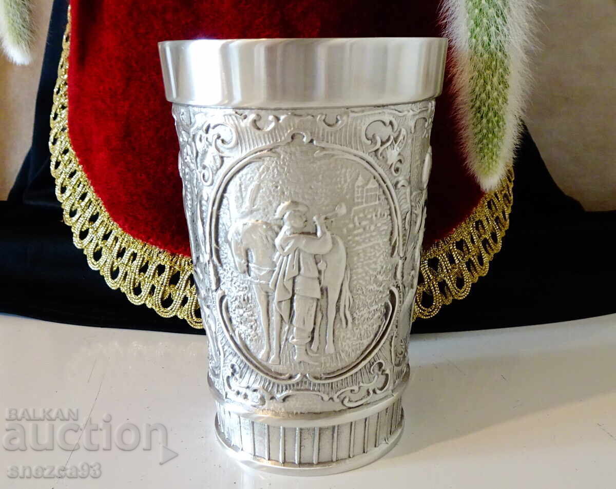 Κούπα, κασσίτερος με σκηνές κυνηγιού, ο Θεός Διόνυσος. Κούπα, κασσίτερος με σκηνές κυνηγιού, ο Θεός Διόνυσος.