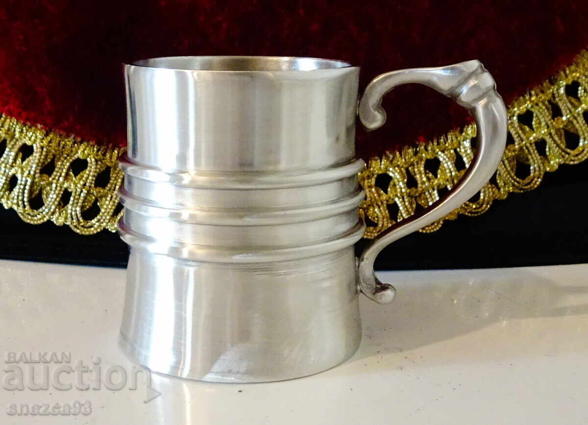 Licitație O ceașcă de cositor cu un mâner spectaculos. Licitație O ceașcă de cositor cu un mâner spectaculos.