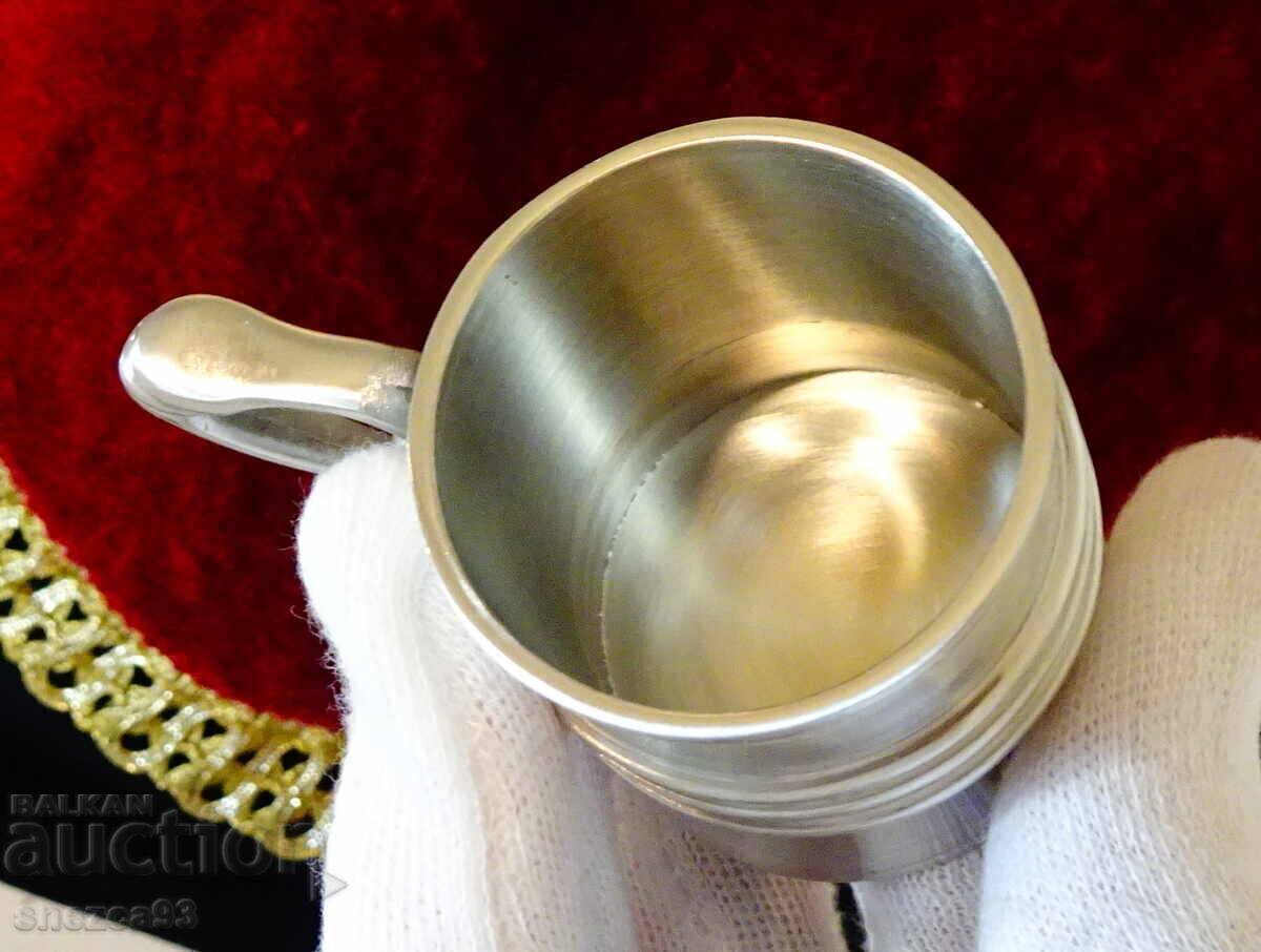 O ceașcă de cositor cu un mâner spectaculos. - 5 O ceașcă de cositor cu un mâner spectaculos. - 5