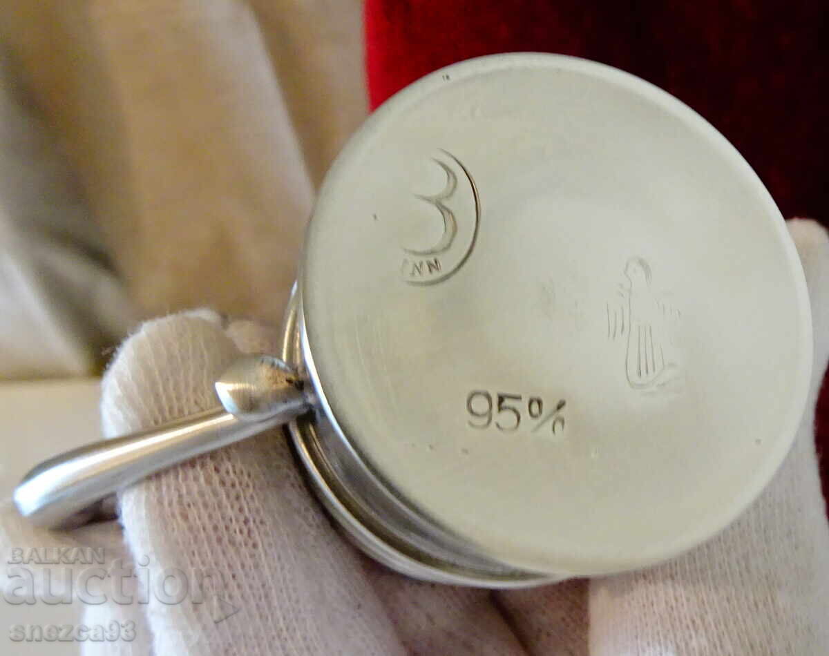 O ceașcă de cositor cu un mâner spectaculos. - 6 O ceașcă de cositor cu un mâner spectaculos. - 6