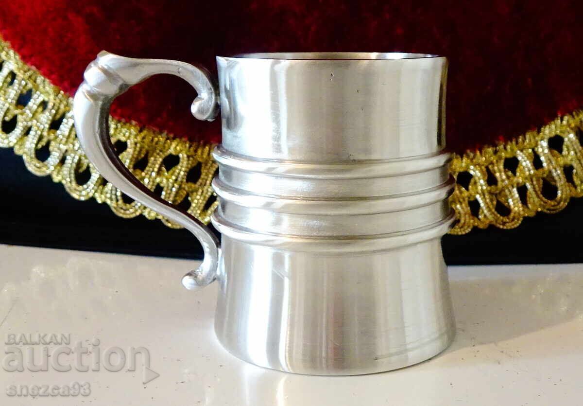 O ceașcă de cositor cu un mâner spectaculos. O ceașcă de cositor cu un mâner spectaculos.