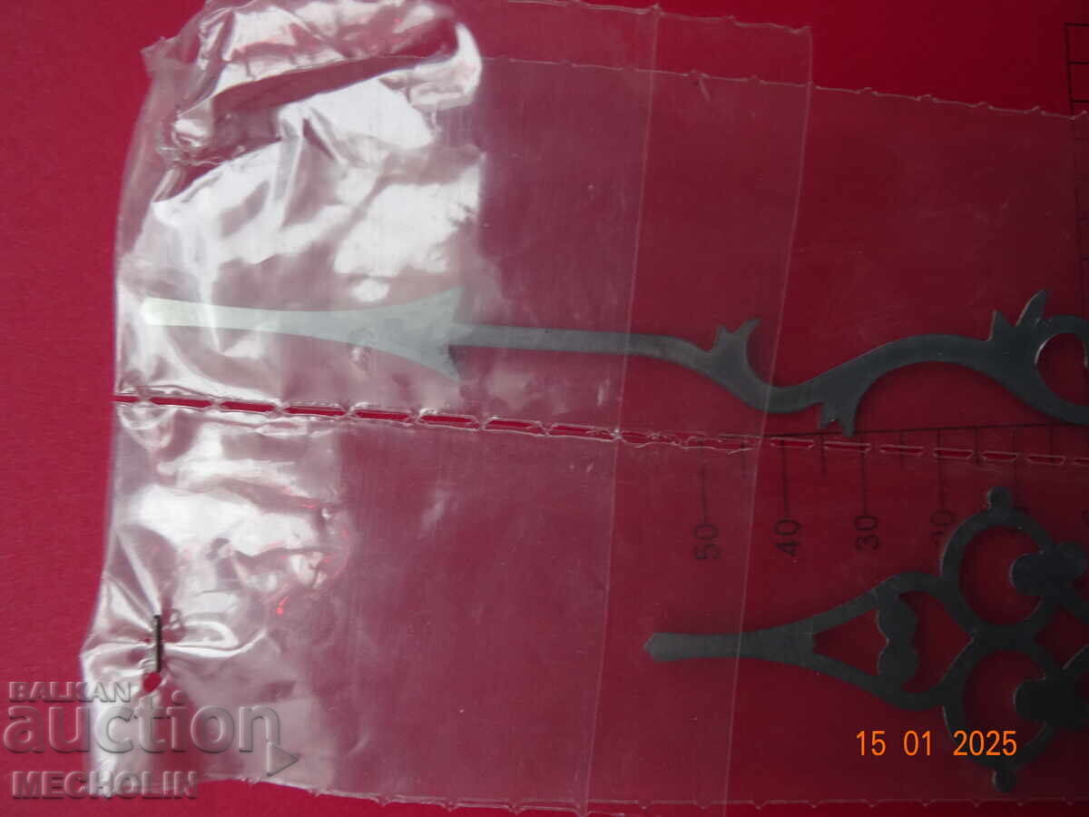 ARROW WALL CLOCK 9 - 6 ARROW WALL CLOCK 9 - 6