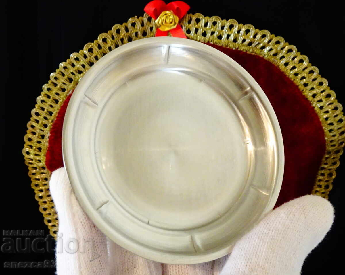 Tin plate 9 cm. Tin plate 9 cm.