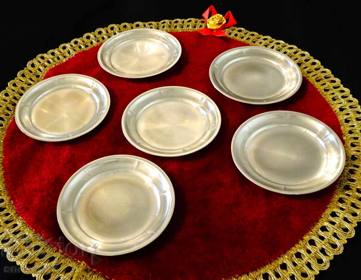 Six 9 cm tin plates. with price 48.00 BGN | € 24.54