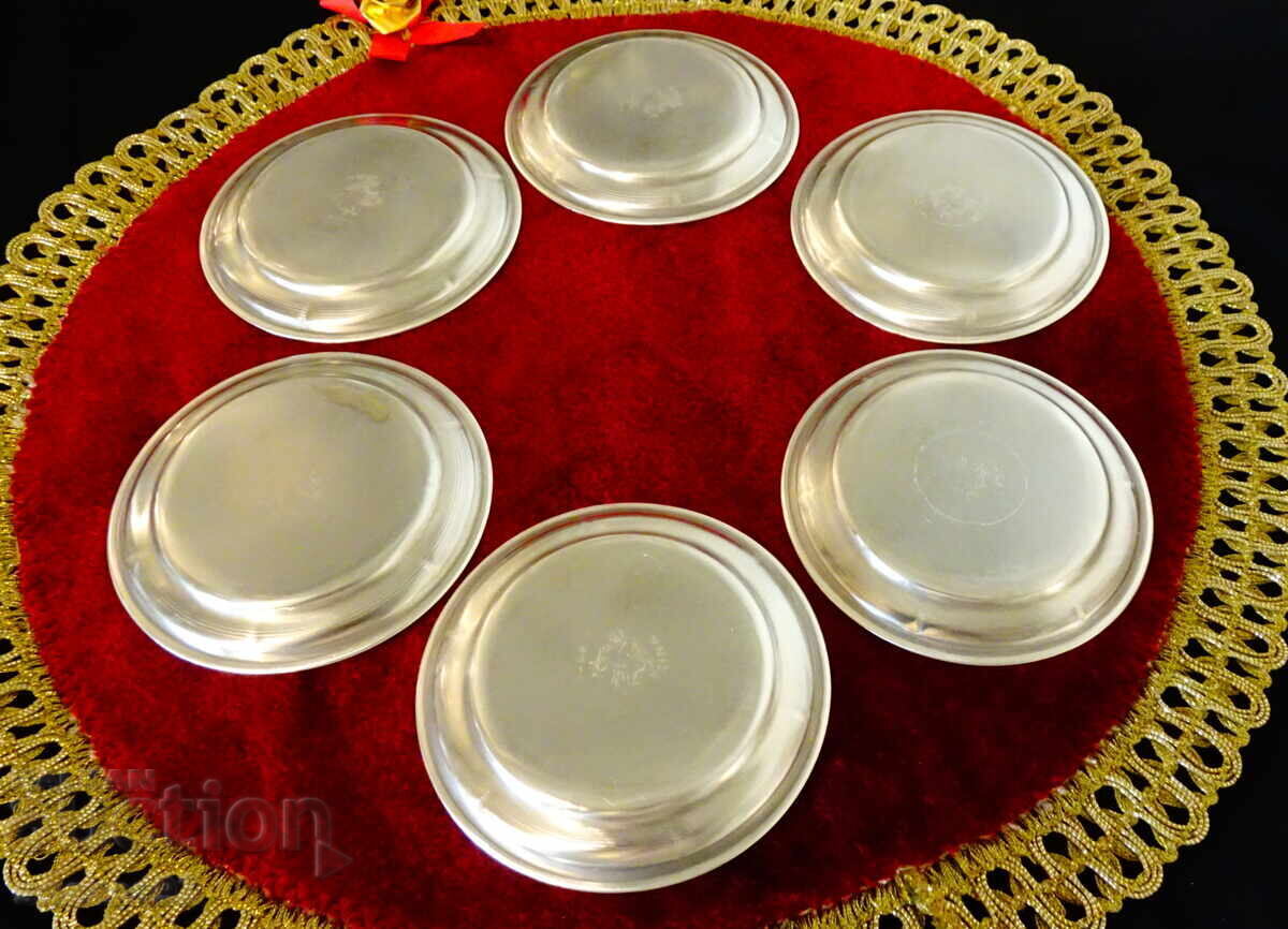 Auction  Six 9 cm tin plates.