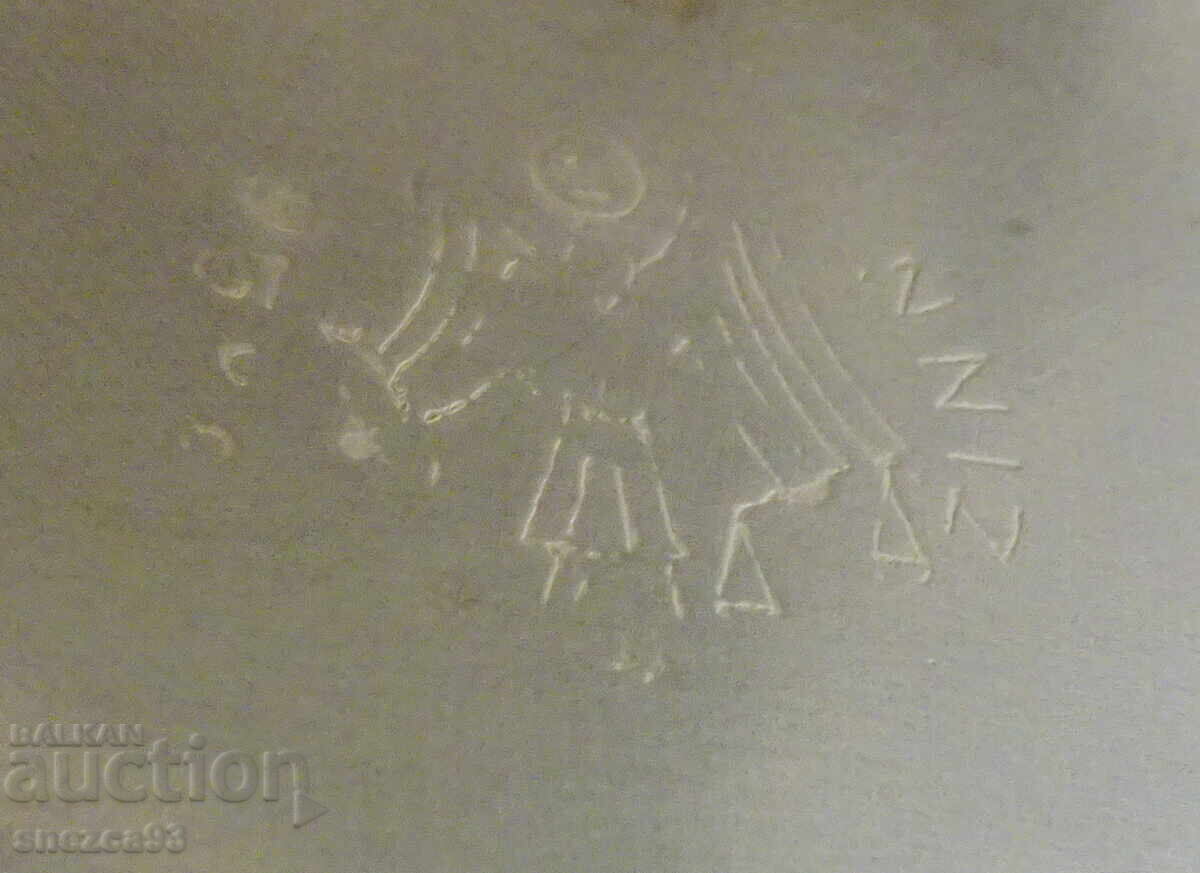 Delivery of Six 9 cm tin plates.