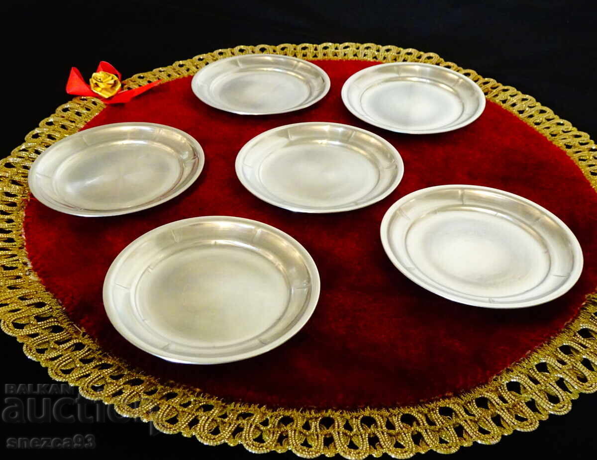 Six 9 cm tin plates.