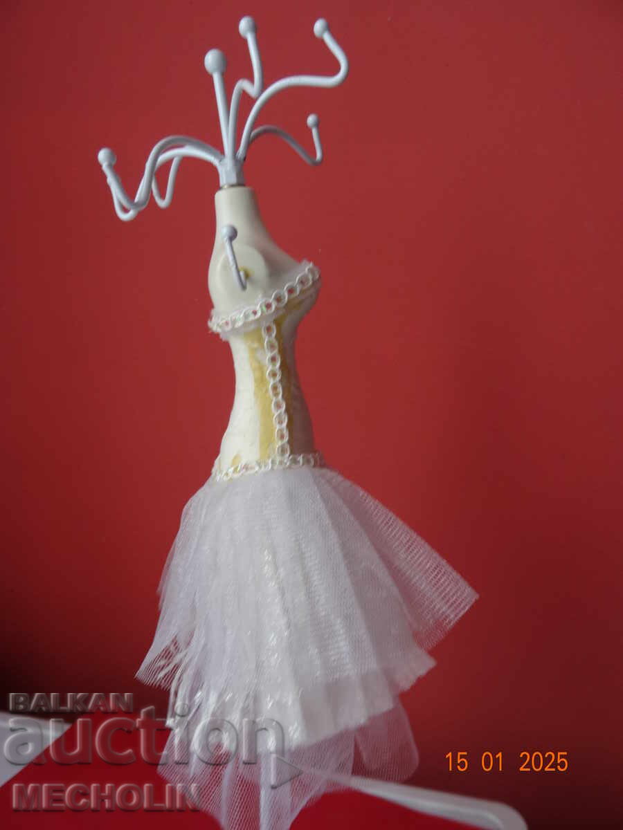 Delivery of OLD PRINCESS JEWELRY STAND Delivery of OLD PRINCESS JEWELRY STAND