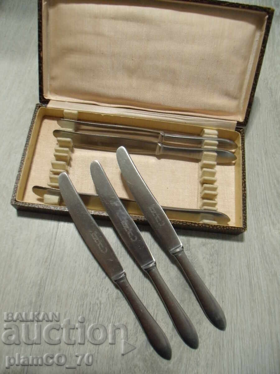 Licitație Nr.*7831 set de ustensile vechi - 6 bucăți de cuțite metalice Licitație Nr.*7831 set de ustensile vechi - 6 bucăți de cuțite metalice