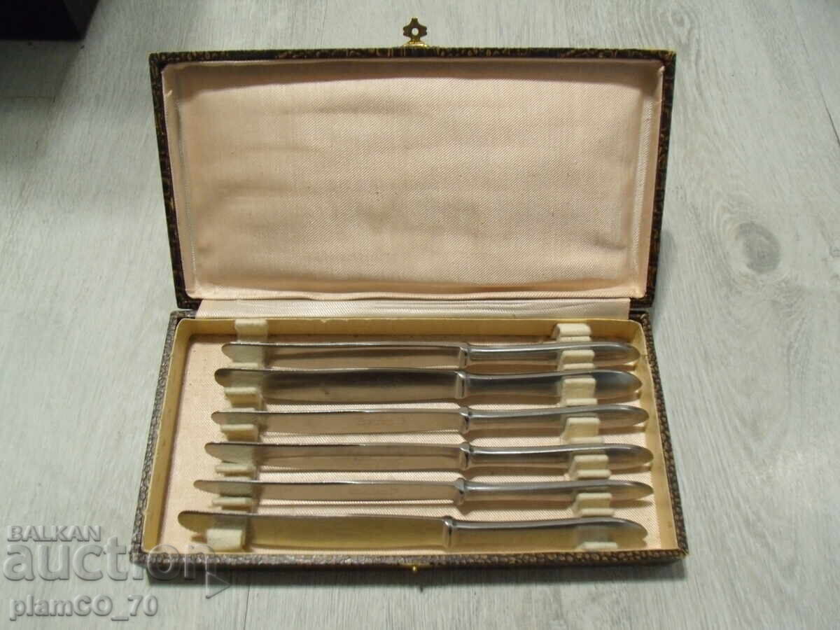 Nr.*7831 set de ustensile vechi - 6 bucăți de cuțite metalice Nr.*7831 set de ustensile vechi - 6 bucăți de cuțite metalice