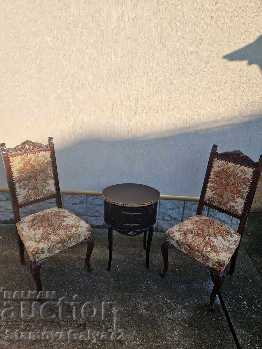 O pereche de scaune antice în stil baroc francez cu preț € 163.61 | 319.99 BGN