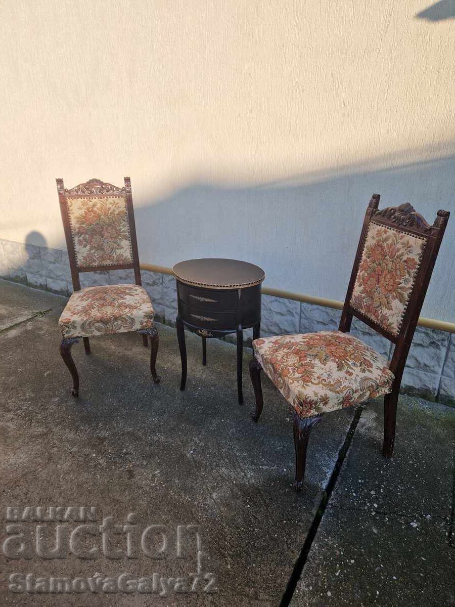 Licitație O pereche de scaune antice în stil baroc francez