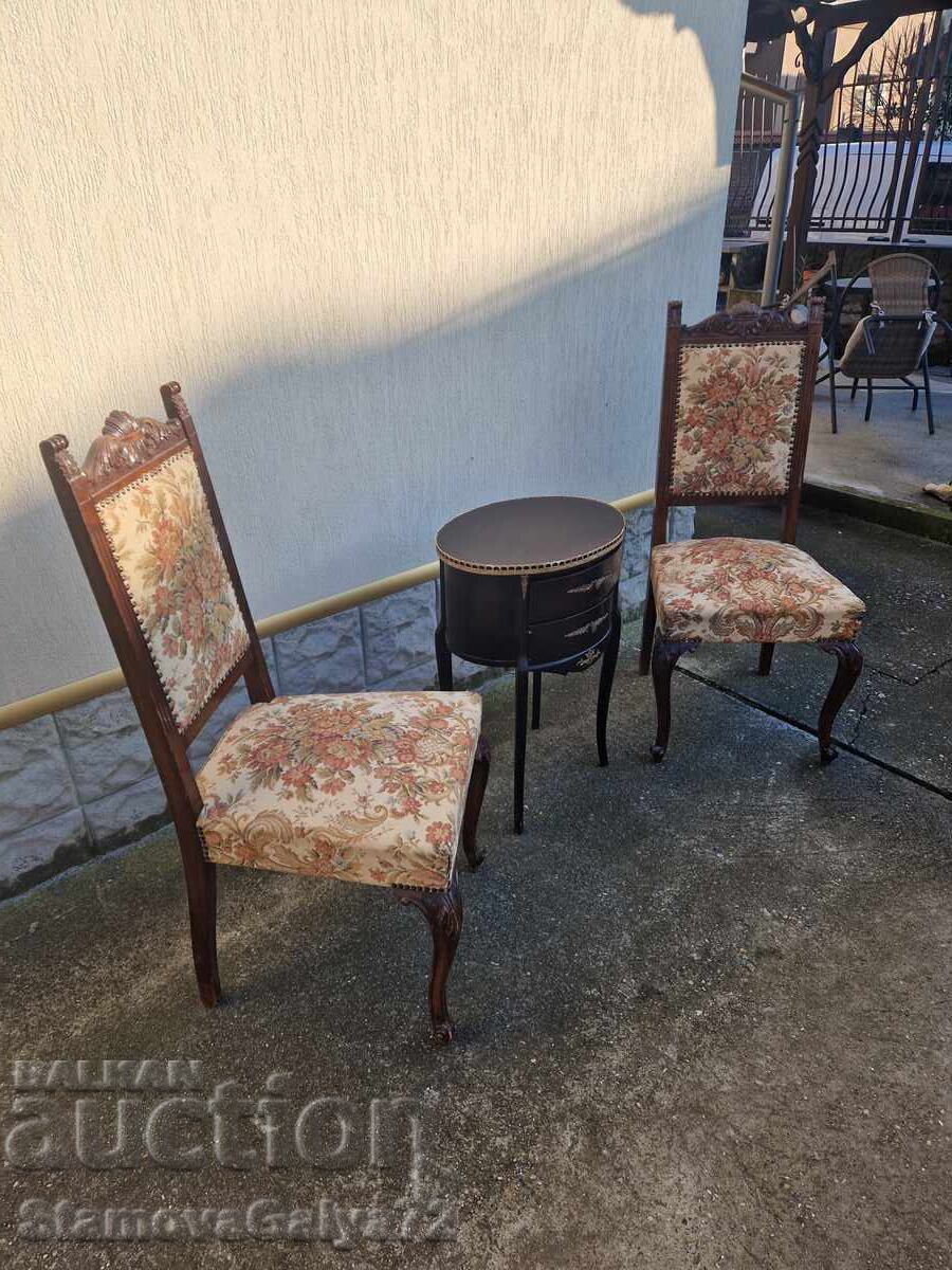 Livrarea O pereche de scaune antice în stil baroc francez