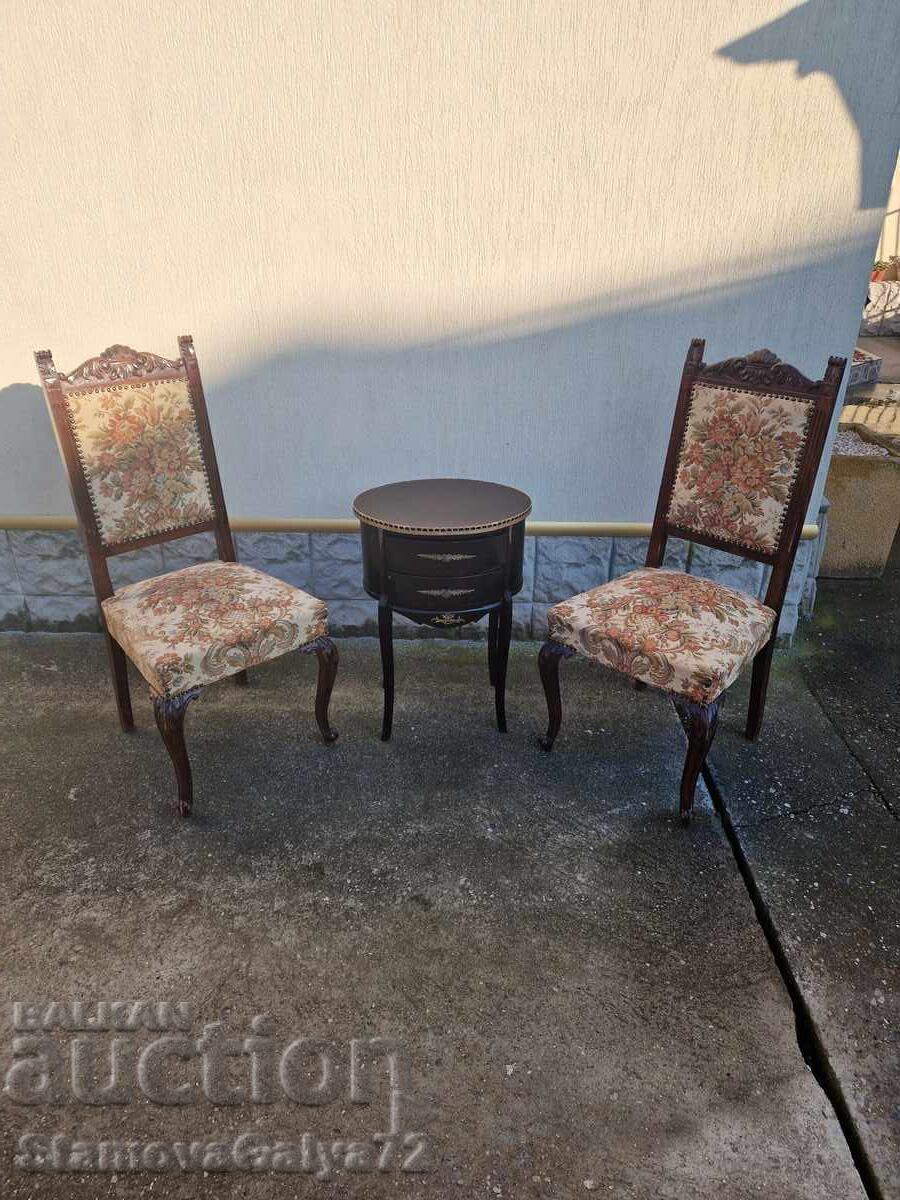 O pereche de scaune antice în stil baroc francez