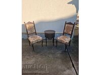 O pereche de scaune antice în stil baroc francez