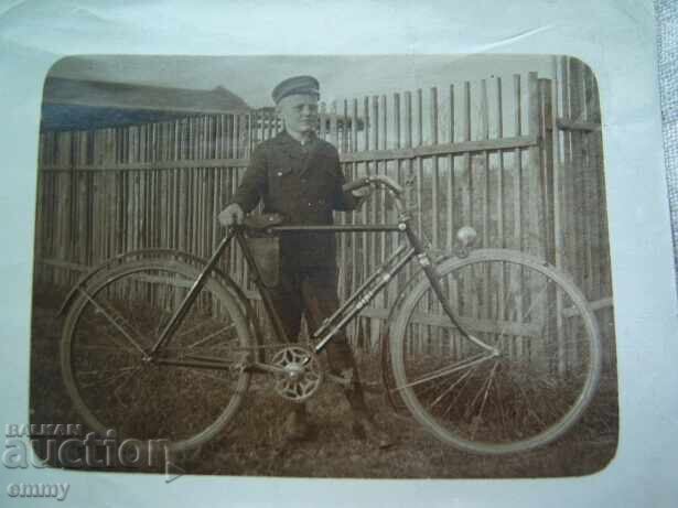 Fotografie veche a unui băiat cu o bicicletă, o bicicletă cu preț 2.00 BGN | € 1.02 Fotografie veche a unui băiat cu o bicicletă, o bicicletă cu preț 2.00 BGN | € 1.02