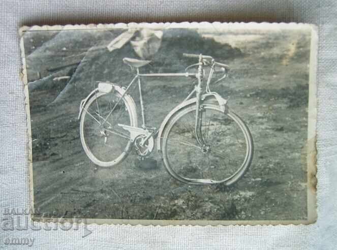 Παλιά φωτογραφία σπασμένο ποδήλατο, τροχός Παλιά φωτογραφία σπασμένο ποδήλατο, τροχός