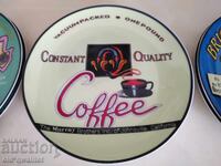 Δύο πορσελάνινα πιάτα, με σήμανση