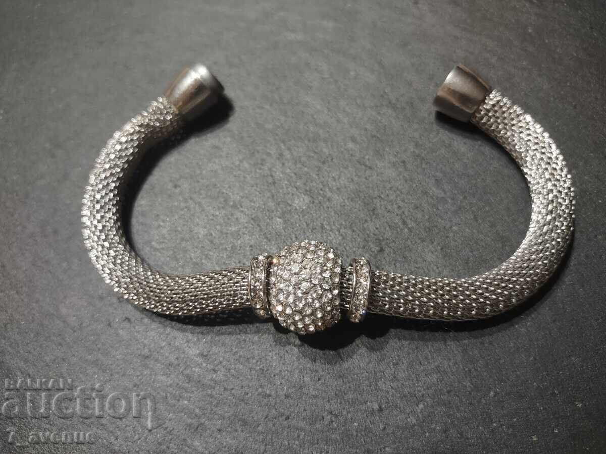 Bracelet with magnetic clasp, very chic 18.01.2025 with price 50.00 BGN | € 25.56 Bracelet with magnetic clasp, very chic 18.01.2025 with price 50.00 BGN | € 25.56