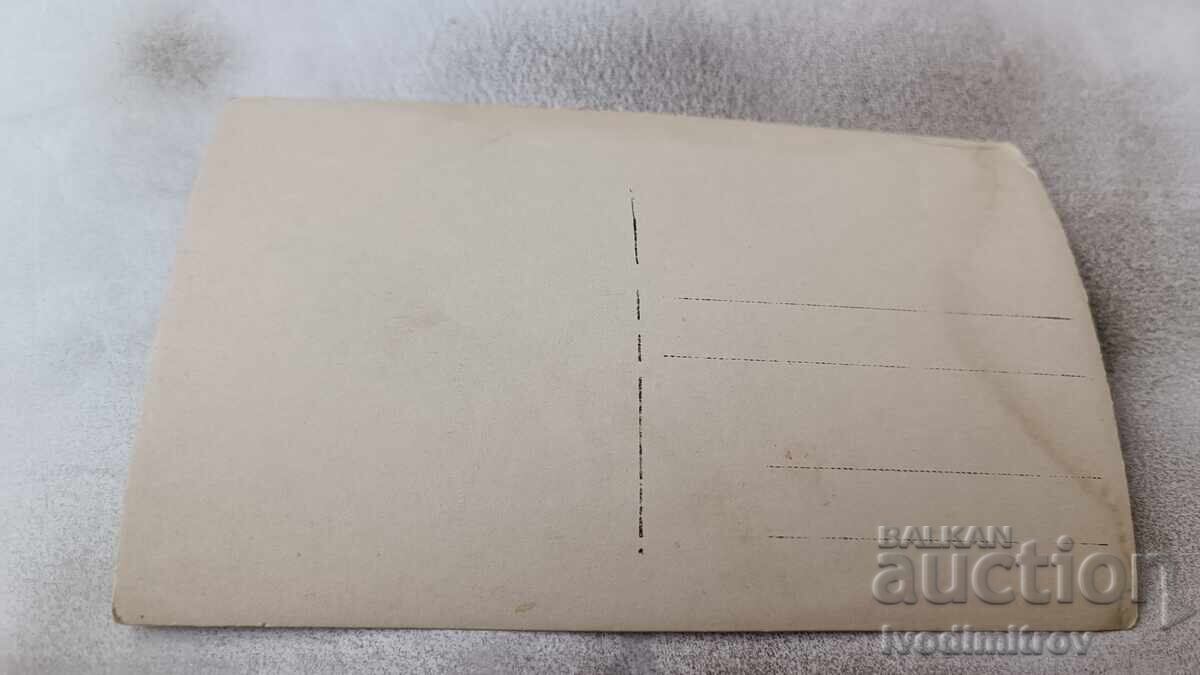 Φωτογραφία Άνδρες και γυναίκες με ένα ρετρό αυτοκίνητο με τιμή 7.45 BGN | € 3.81 Φωτογραφία Άνδρες και γυναίκες με ένα ρετρό αυτοκίνητο με τιμή 7.45 BGN | € 3.81