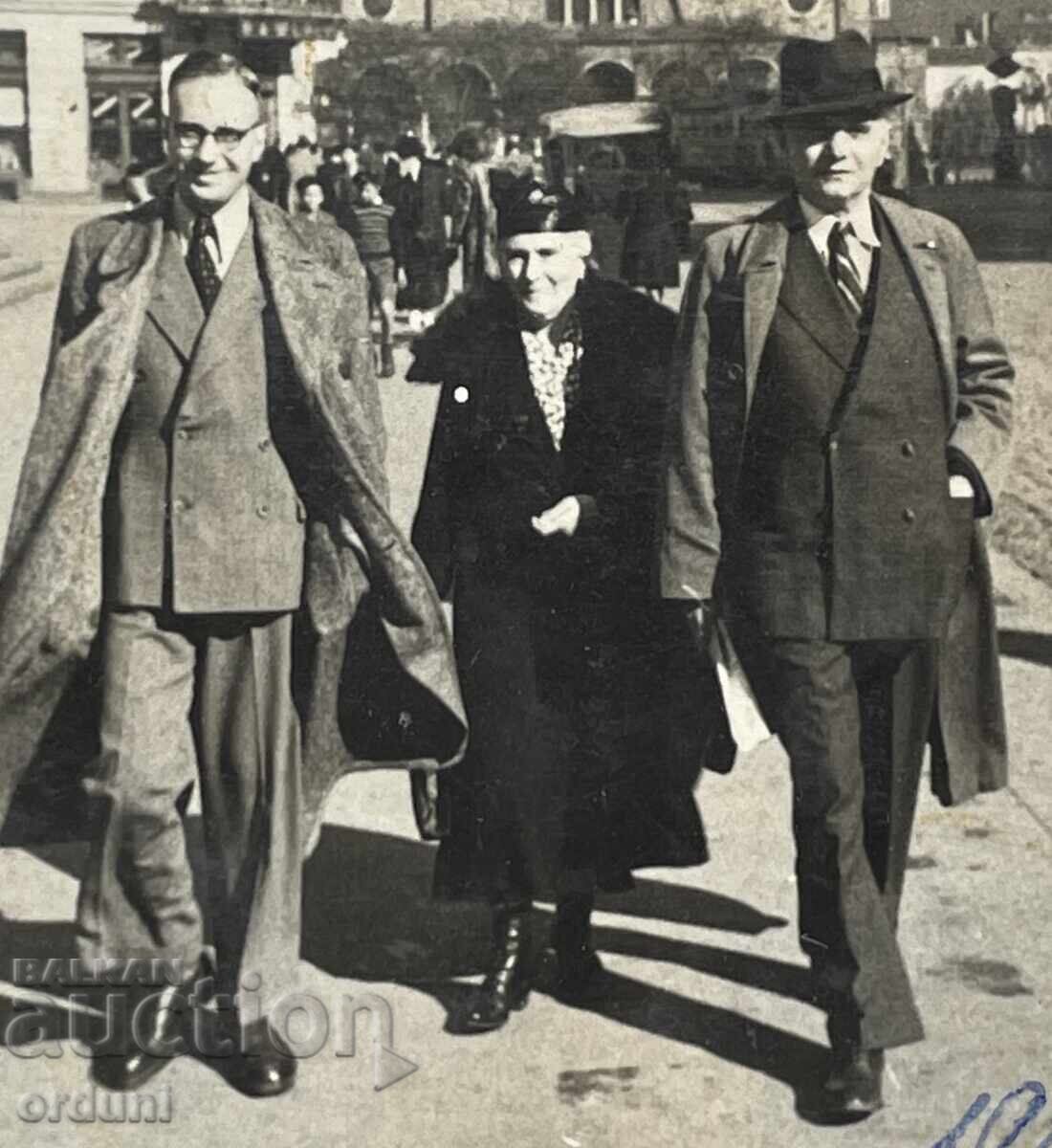 4798 Kingdom of Bulgaria Sofia photo in front of the Courthouse 1941. with price 15.00 BGN | € 7.67 4798 Kingdom of Bulgaria Sofia photo in front of the Courthouse 1941. with price 15.00 BGN | € 7.67