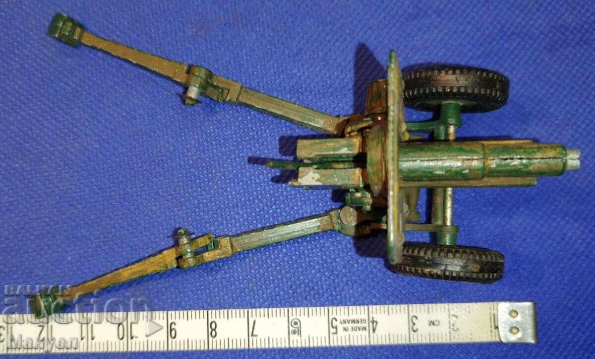 Delivery of Old military toy - England. Delivery of Old military toy - England.