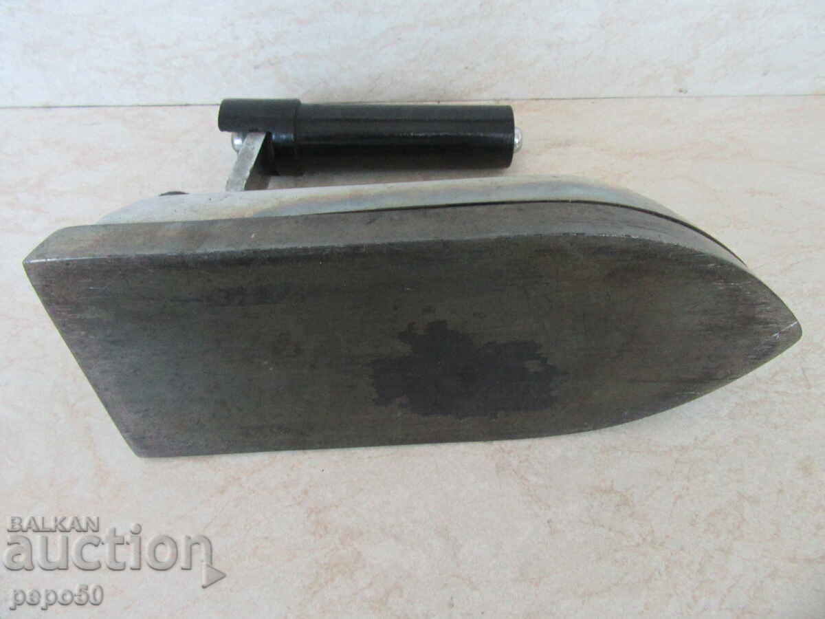 OLD 3.8-KILOGRAM ELECTRIC IRON FROM SOCA /1973/ with price 25.00 BGN | € 12.78 OLD 3.8-KILOGRAM ELECTRIC IRON FROM SOCA /1973/ with price 25.00 BGN | € 12.78