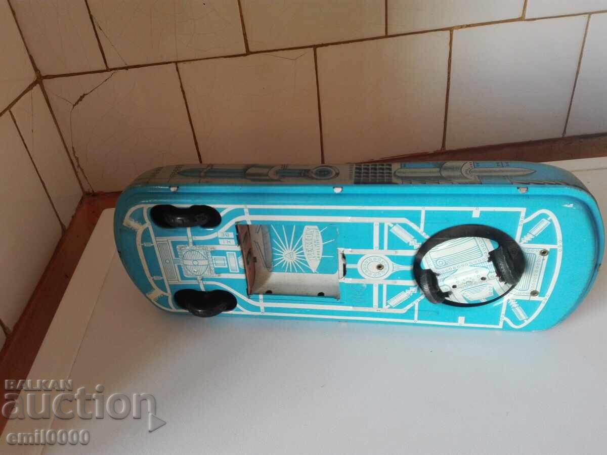 Παράδοση Ένα παλιό τσίγκινο παιχνίδι - μια φεγγαροπλαστική. Παράδοση Ένα παλιό τσίγκινο παιχνίδι - μια φεγγαροπλαστική.