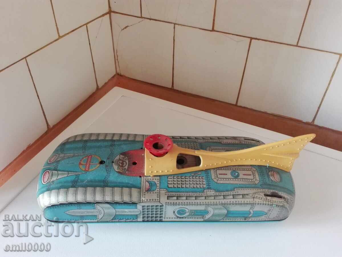 Ένα παλιό τσίγκινο παιχνίδι - μια φεγγαροπλαστική. Ένα παλιό τσίγκινο παιχνίδι - μια φεγγαροπλαστική.