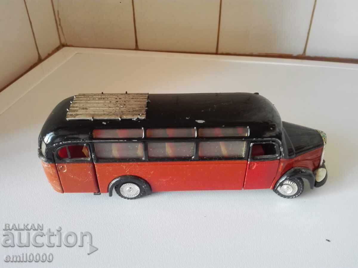 Δημοπρασία Παλιό μεταλλικό λεωφορείο. Δημοπρασία Παλιό μεταλλικό λεωφορείο.