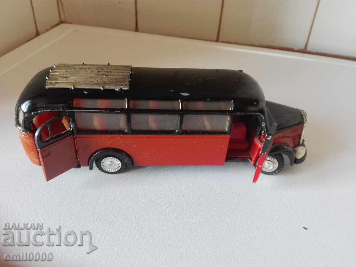 Παράδοση Παλιό μεταλλικό λεωφορείο. Παράδοση Παλιό μεταλλικό λεωφορείο.