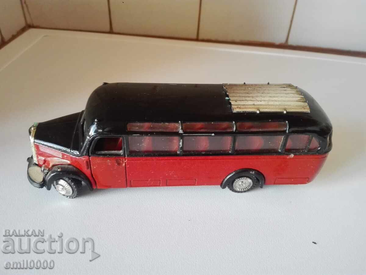 Παλιό μεταλλικό λεωφορείο. Παλιό μεταλλικό λεωφορείο.