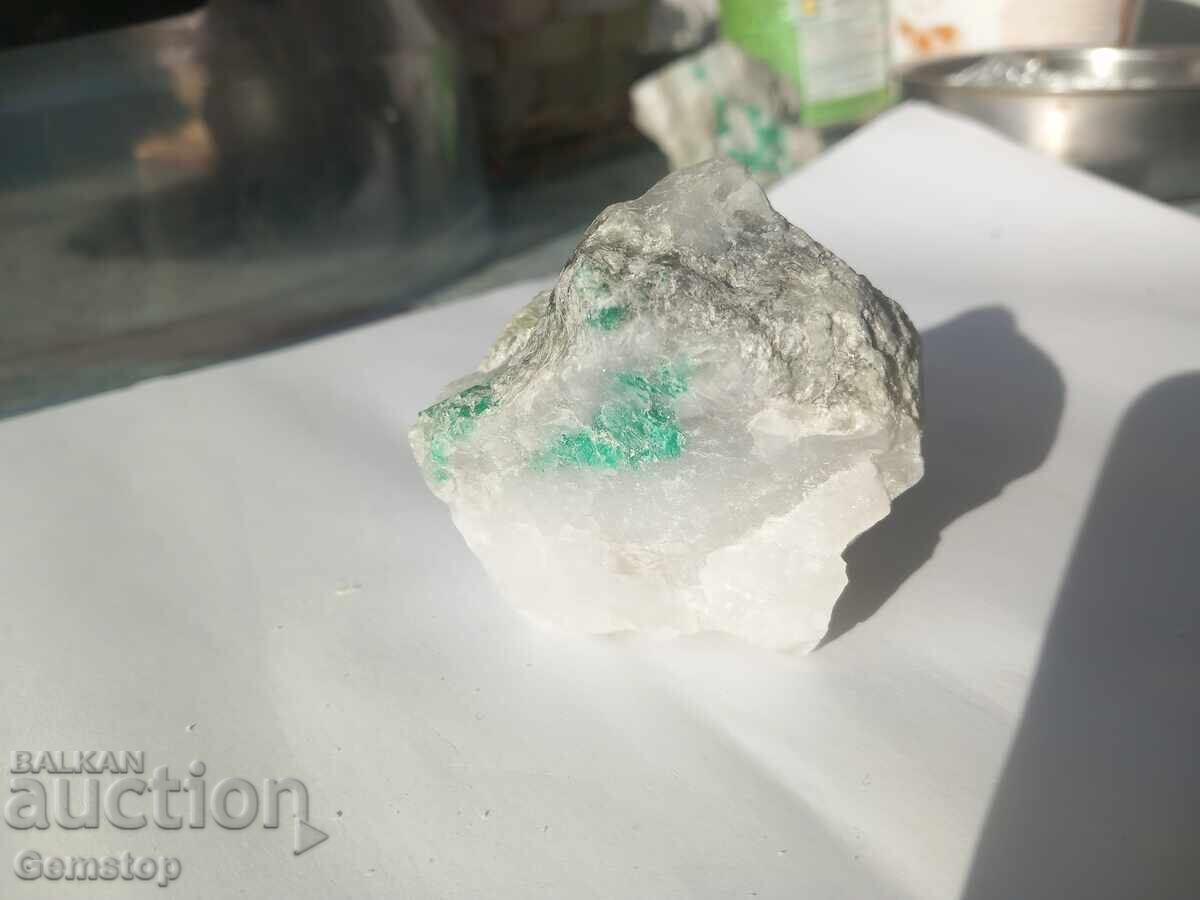 Delivery of 690.30 carats of natural raw emerald