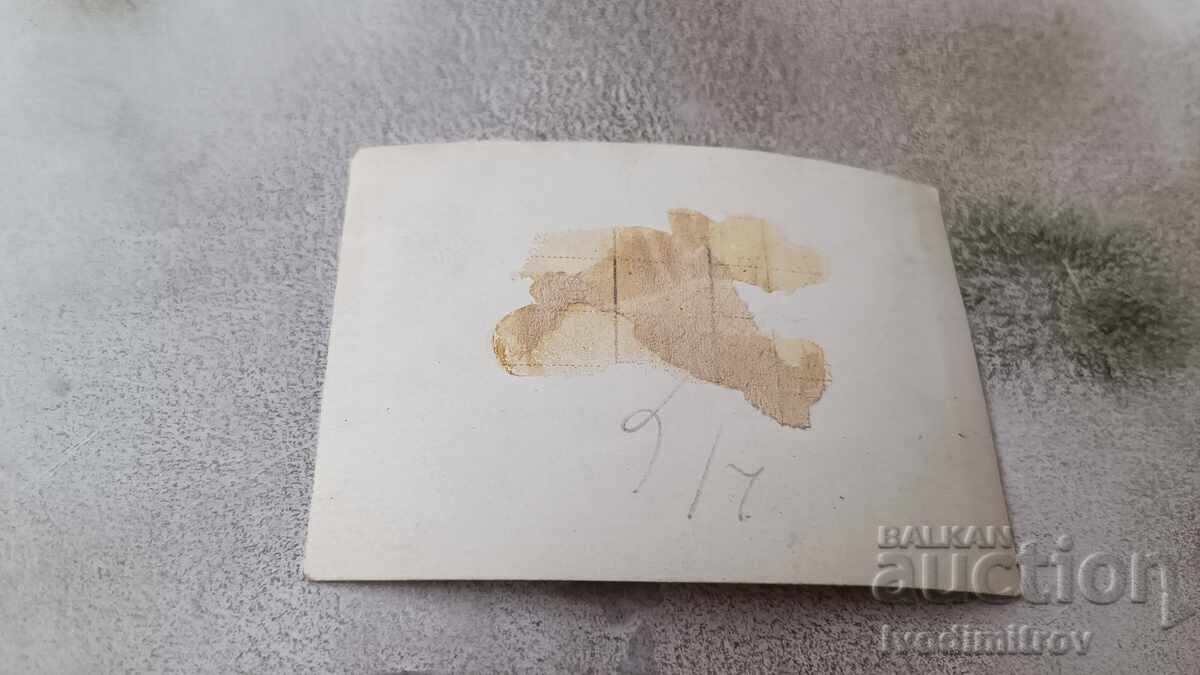 Снимка Младеж и девойка на брега на морето с цена 1.65 лв. | € 0.84 Снимка Младеж и девойка на брега на морето с цена 1.65 лв. | € 0.84