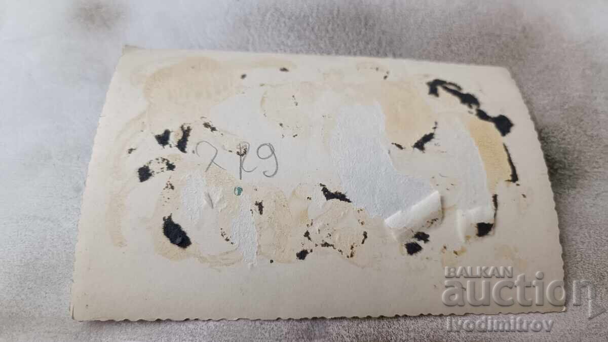 Φωτογραφία Άνδρας γυναίκα και δύο κοριτσάκια με τιμή 1.45 BGN | € 0.74 Φωτογραφία Άνδρας γυναίκα και δύο κοριτσάκια με τιμή 1.45 BGN | € 0.74