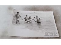 Photo Two men woman and boy in the sea