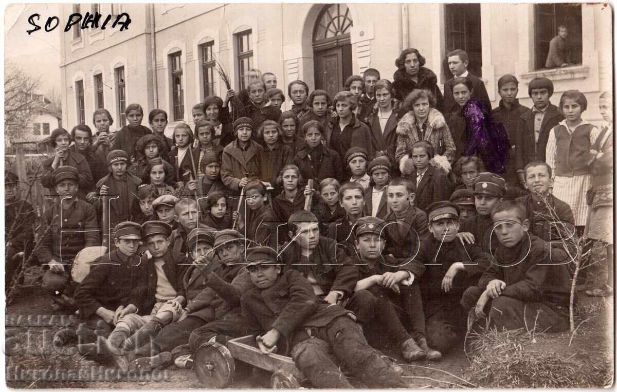 OLD PHOTO OF STUDENTS ON AN EXCURSION IN SOFIA D278 OLD PHOTO OF STUDENTS ON AN EXCURSION IN SOFIA D278